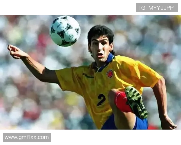 某足球明星私下踢野球场面曝光引发热议 震撼球迷世界 某足球明星私下踢野球场面曝光引发热议 震撼球迷世界